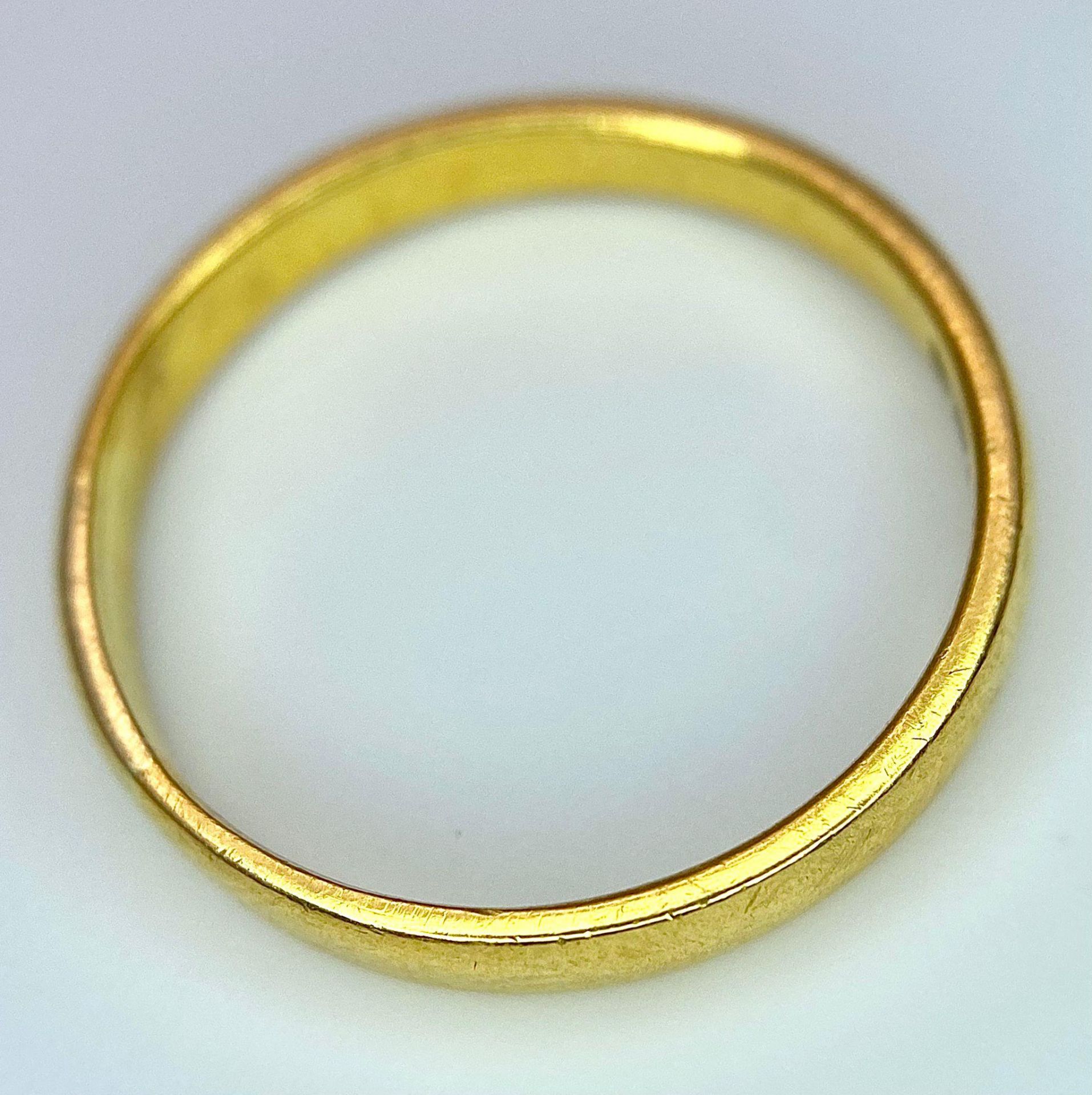 A 22 K yellow gold wedding band ring, fully hallmarked, size: Q, weight: 3.3 g. - Bild 3 aus 4