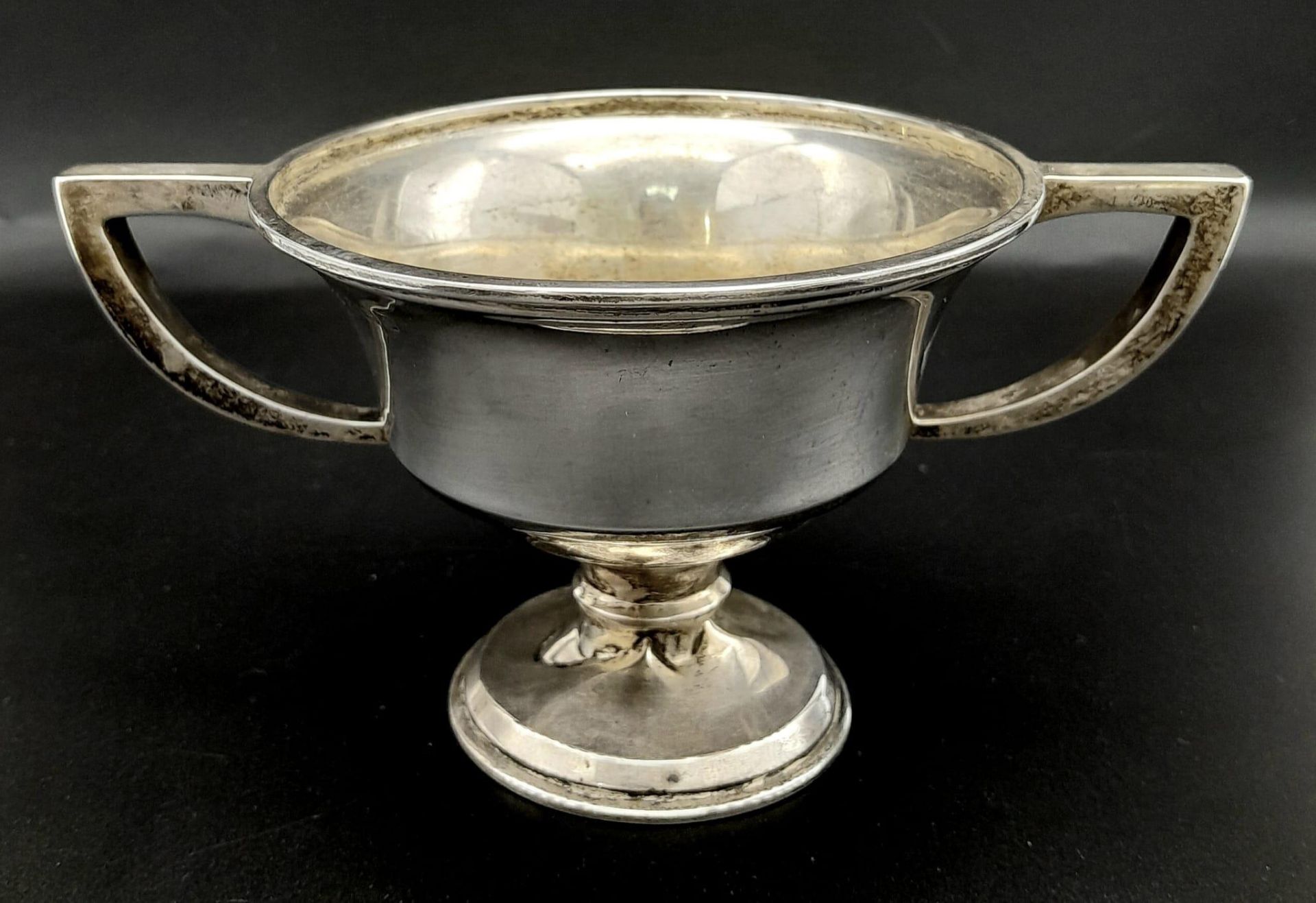 An Antique Small Sterling Silver Two Handled Trophy. Hallmarks for Birmingham 1918. 9cm tall. 121g - Image 3 of 6