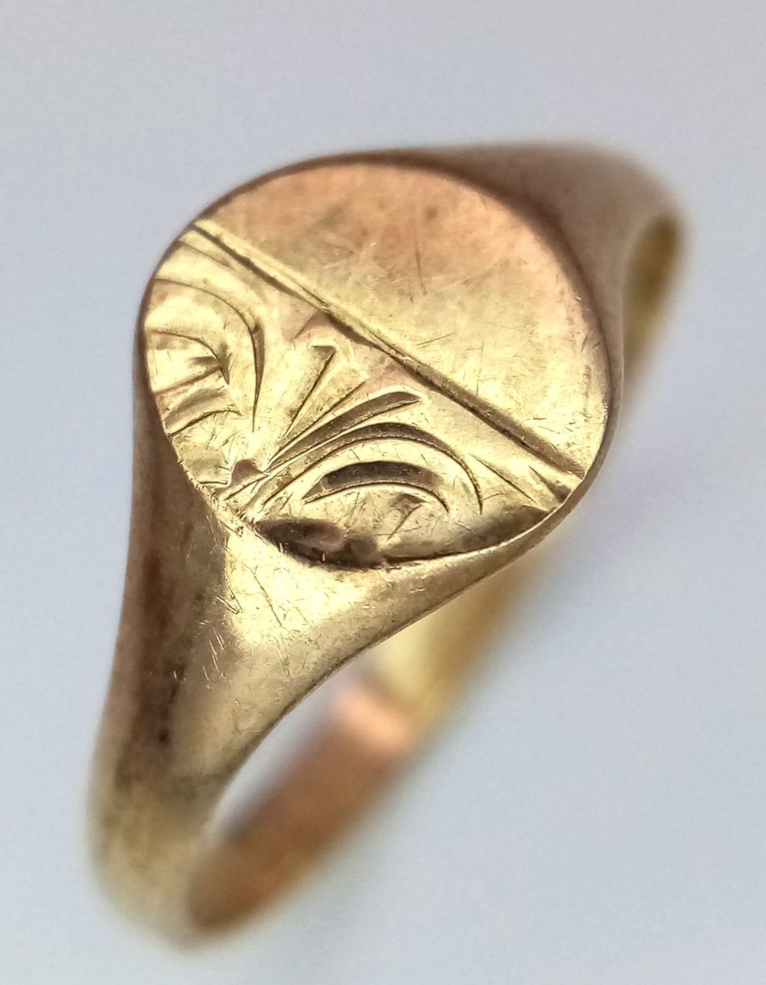 A Vintage 9K Yellow Gold Small Signet Ring. Size K. 1.3g weight.