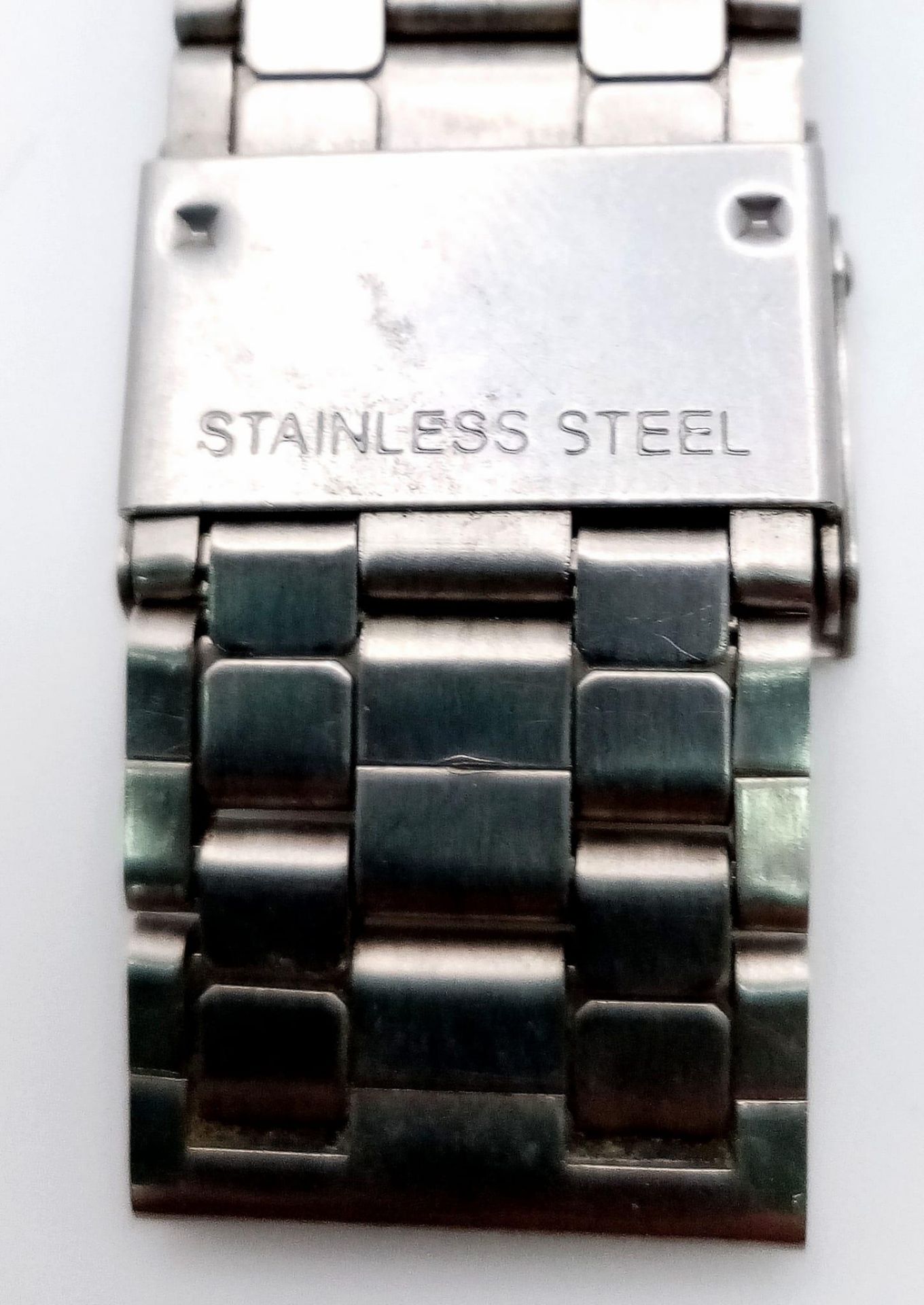 A Casio Quartz Gents Watch. Stainless steel bracelet and case - 44mm. Black dial with date window. - Bild 4 aus 6