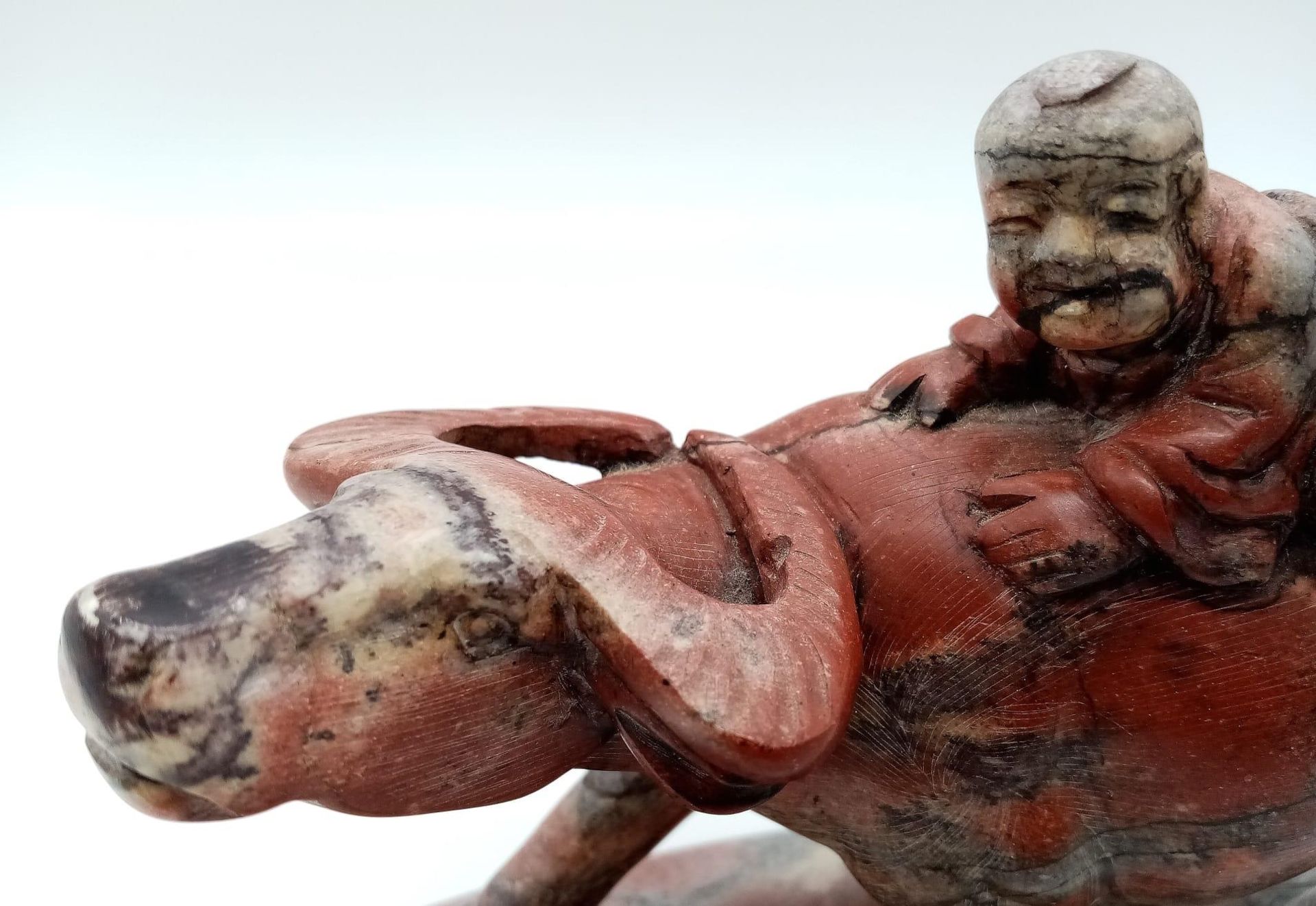 A wonderful Hardstone Chinese Antique Figure on a wooden base. Lovely red, grey and white colours in - Bild 3 aus 4