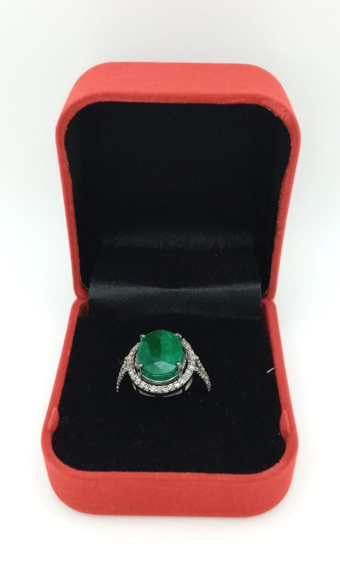 An Emerald Ring with a Halo of Diamonds on 925 Silver. 7.55ct emerald, 0.67ctw diamonds. Size N, 4. - Image 4 of 6