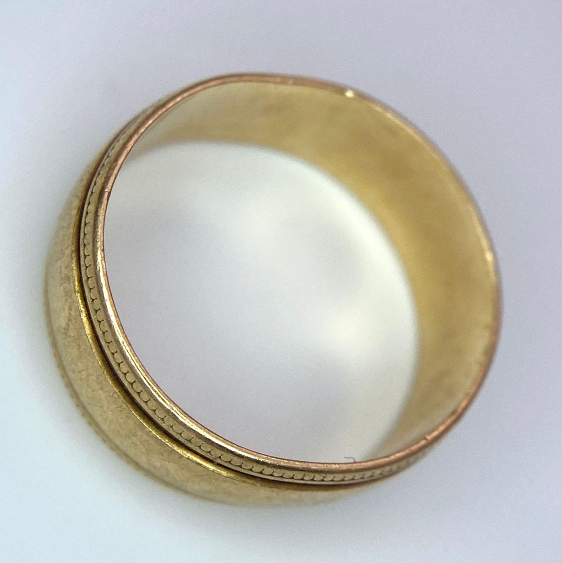 A 9 K yellow gold band ring with a pair of grooves. Size: L1/2. weight: 2.7 g. - Bild 4 aus 5