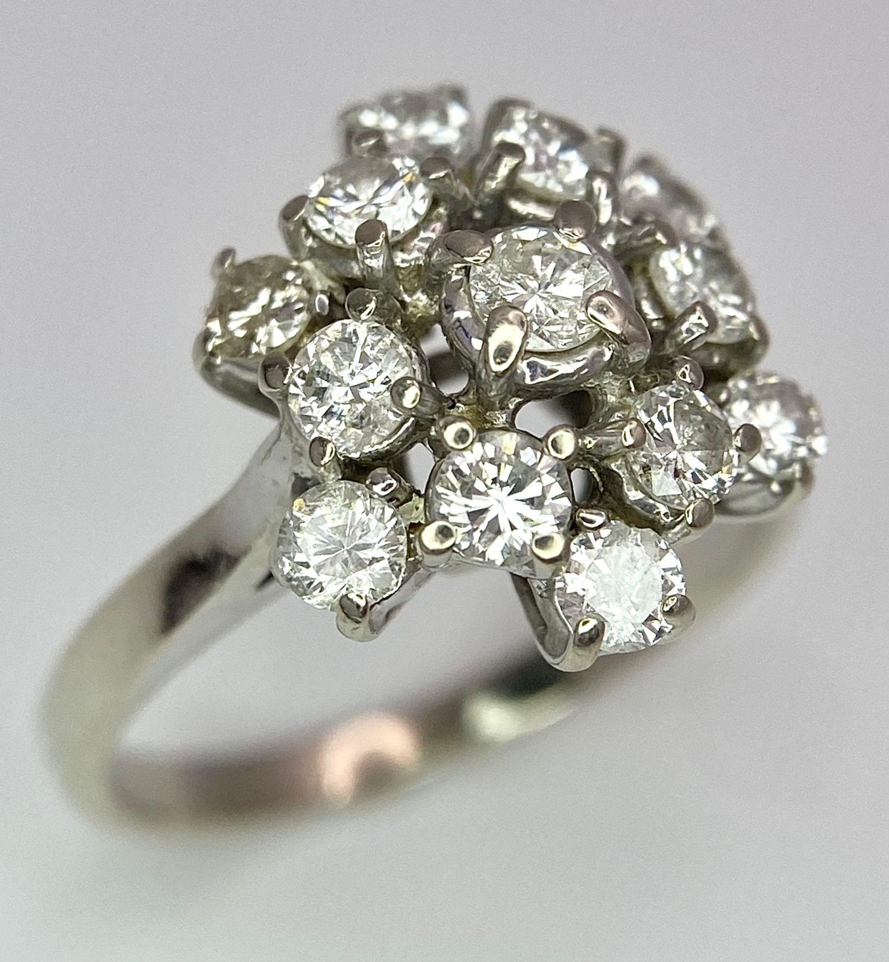 An 18 K white gold ring with a cluster of diamonds (1.10 carats), size: K, weight: 3.6 g. - Bild 3 aus 7