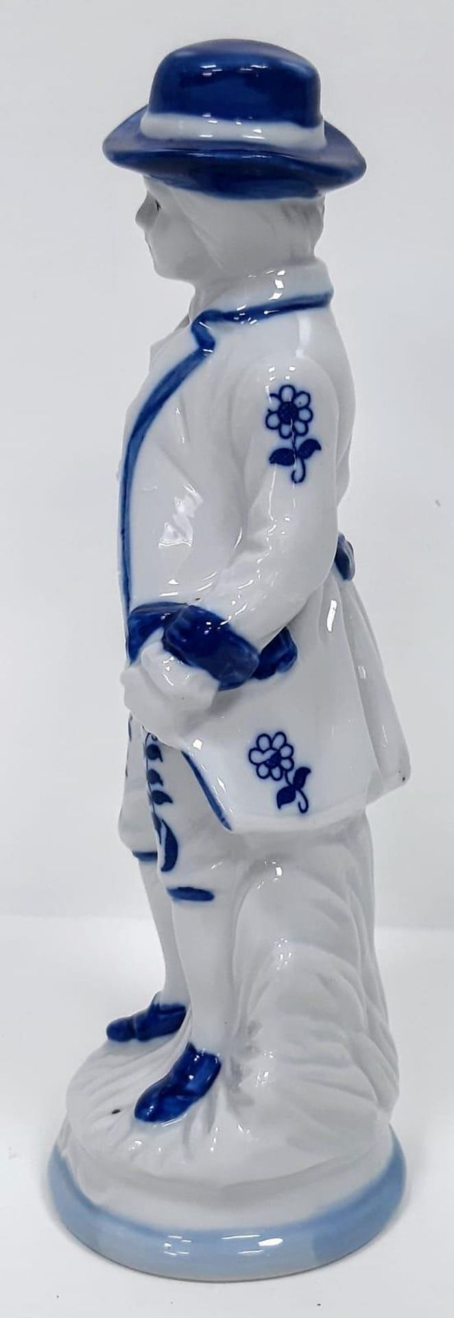 A White & Blue Porcelain 'Man with Hat' Figurine. Standing 19.5cm tall, this Victorian time gent - Bild 2 aus 5