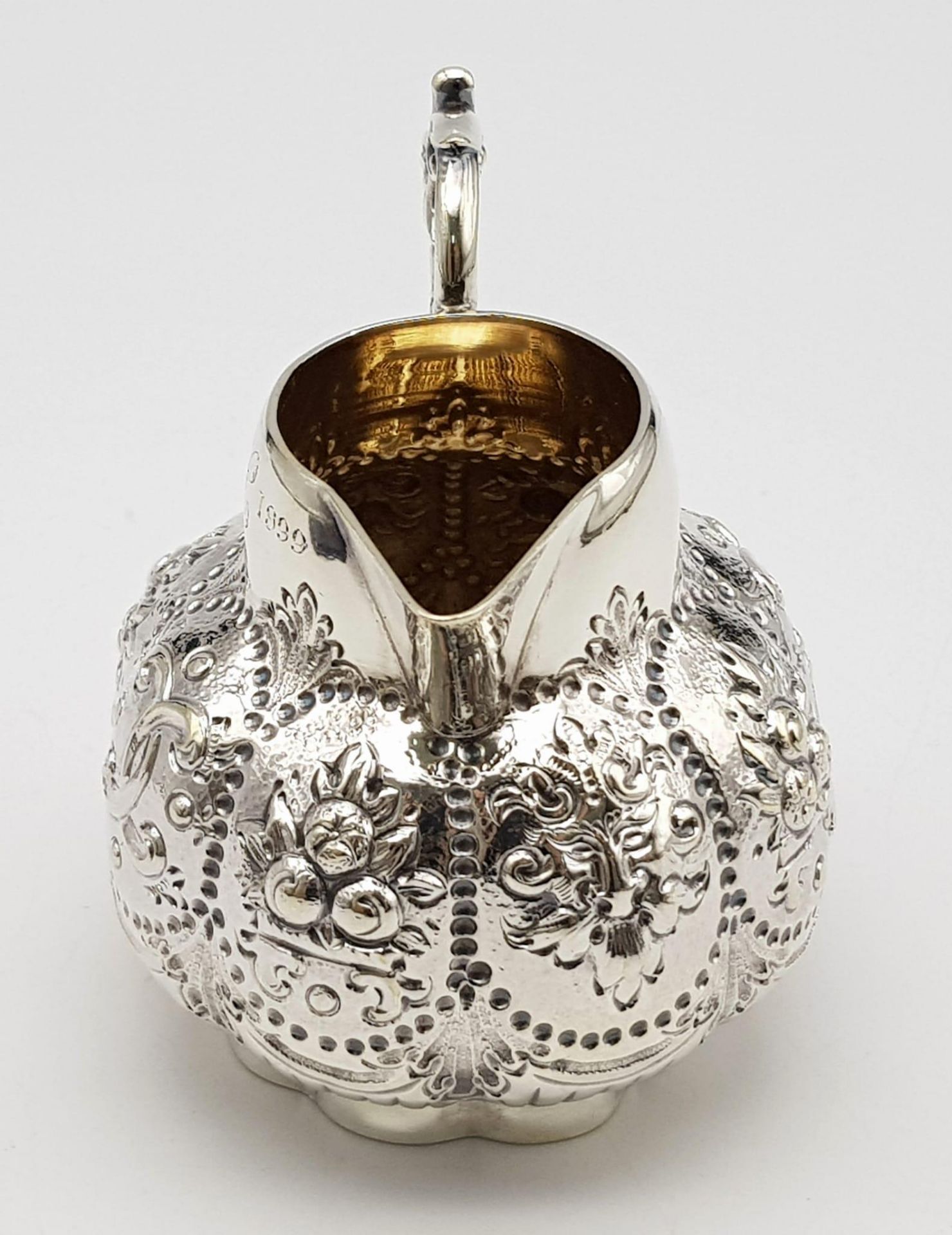A SMALL SOLID SILVER JUG WITH THE INSCRIPTION "XMAS 1899" ALTHOUGH THE HALLMARK IS DATED 1891 WITH - Image 3 of 9