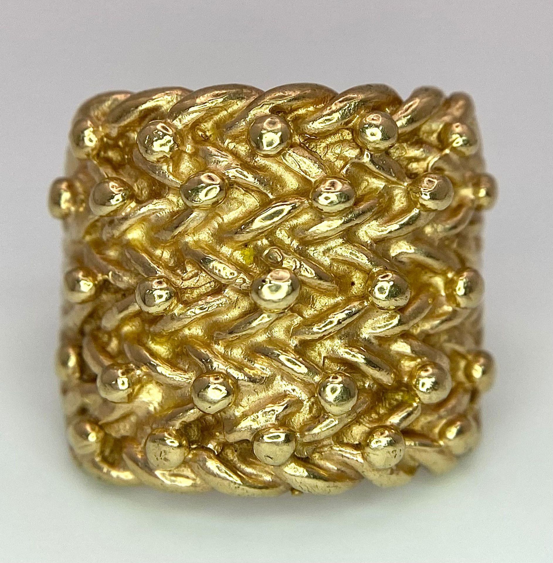 A LARGE AND HEAVY 9K YELLOW GOLD SHOT/KEEPER RING, WEIGHT 13G AND SIZE T - Image 2 of 6