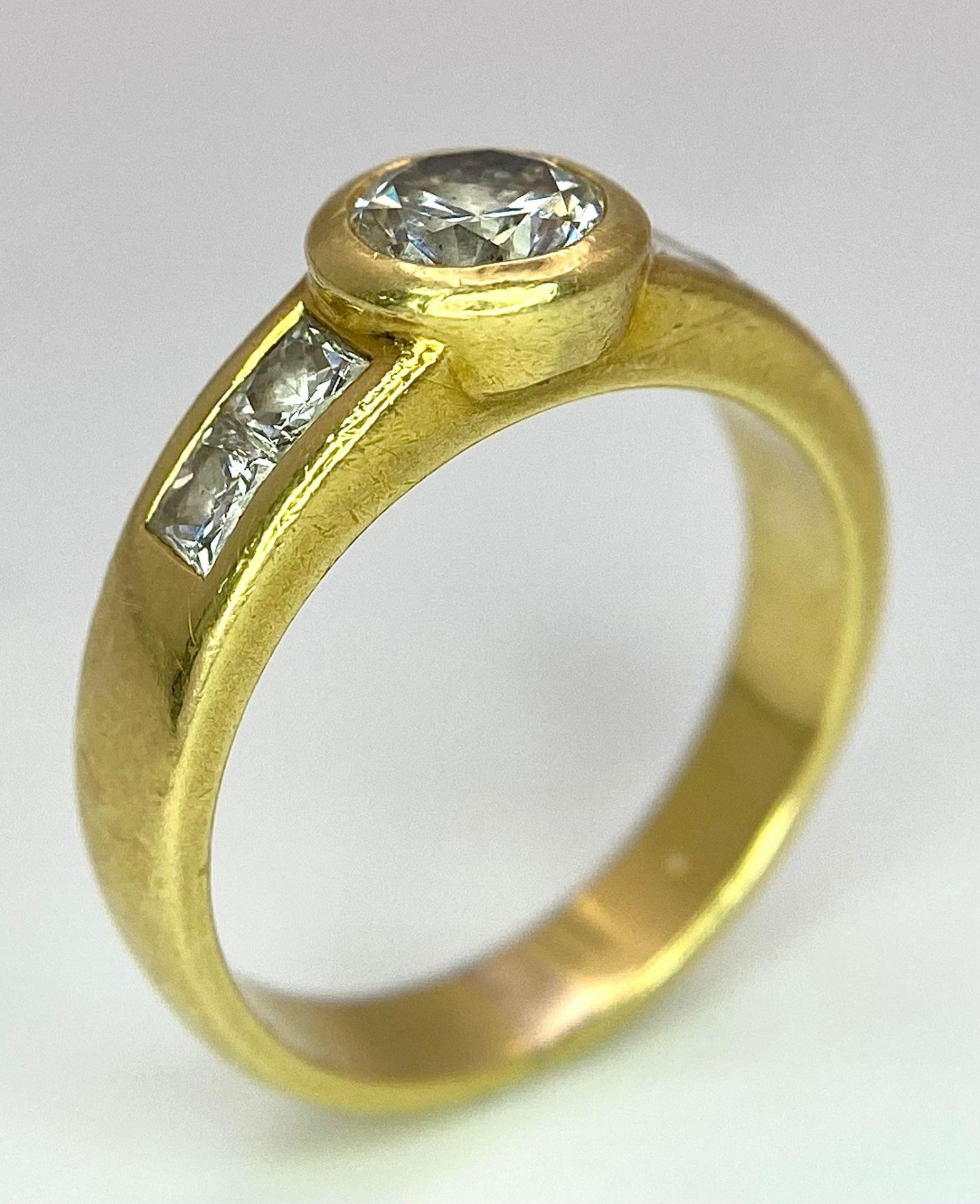 An 18K Yellow Gold Diamond Ring - Main 0.45ct bright white centre stone with 0.35ctw of diamond - Bild 5 aus 9