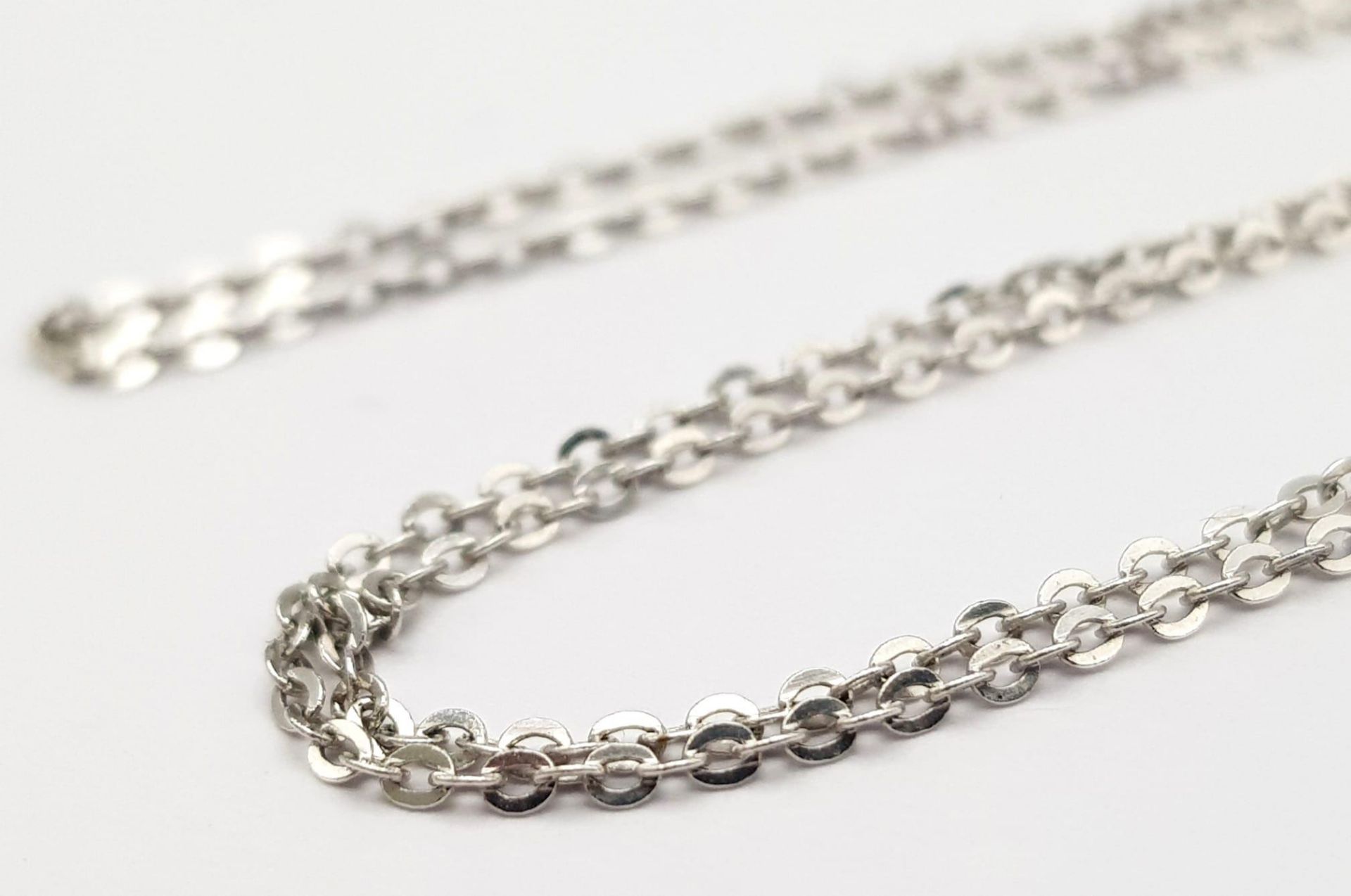 A DELICATE 18K WHITE GOLD TRACE LINK CHAIN, APPROX 20" LONG AND WEIGHT 2G - Bild 2 aus 4