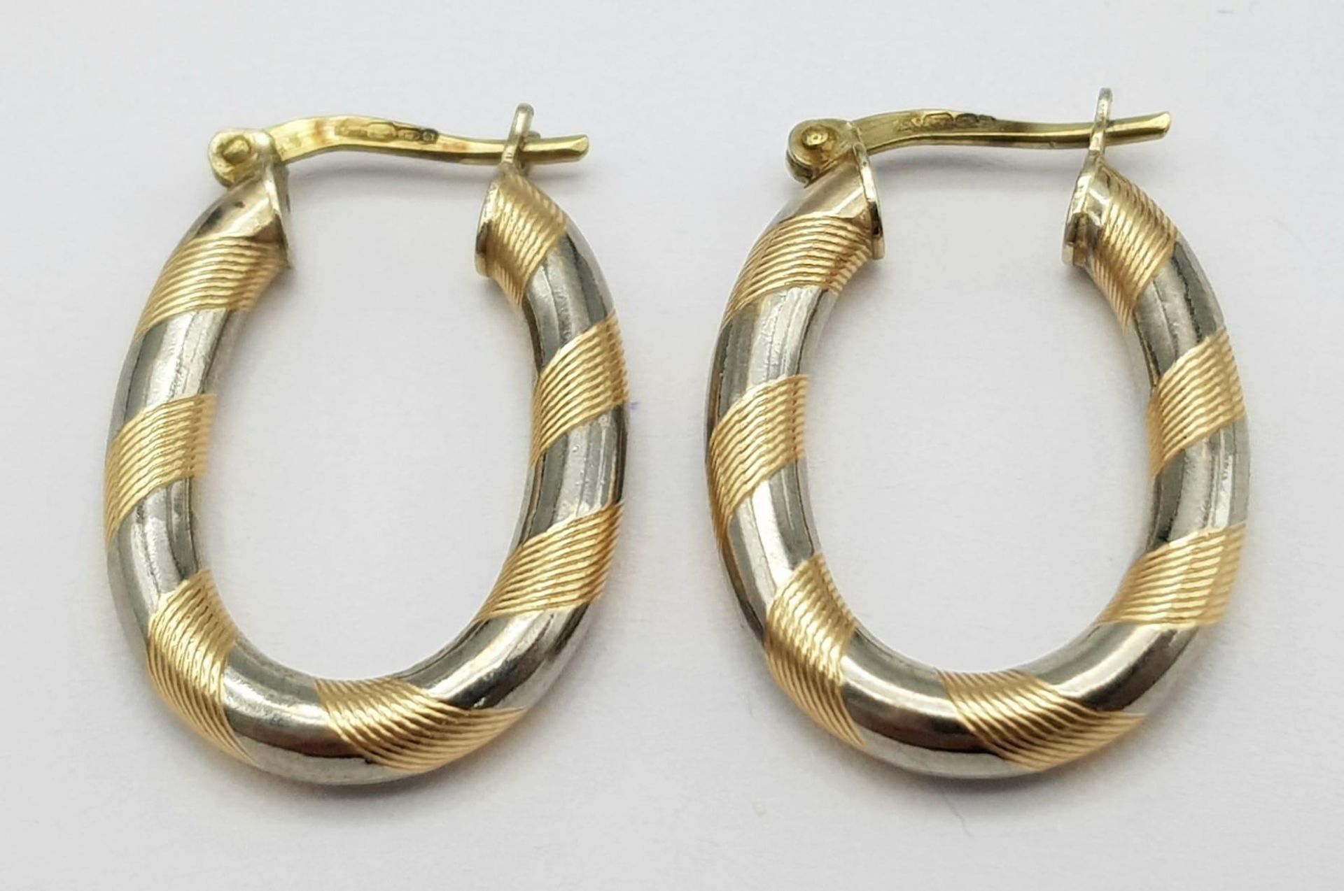 A PRETTY PAIR OF 9K 2 COLOUR GOLD OVAL HOOP EARRINGS, WEIGHT 2.1G - Image 2 of 4