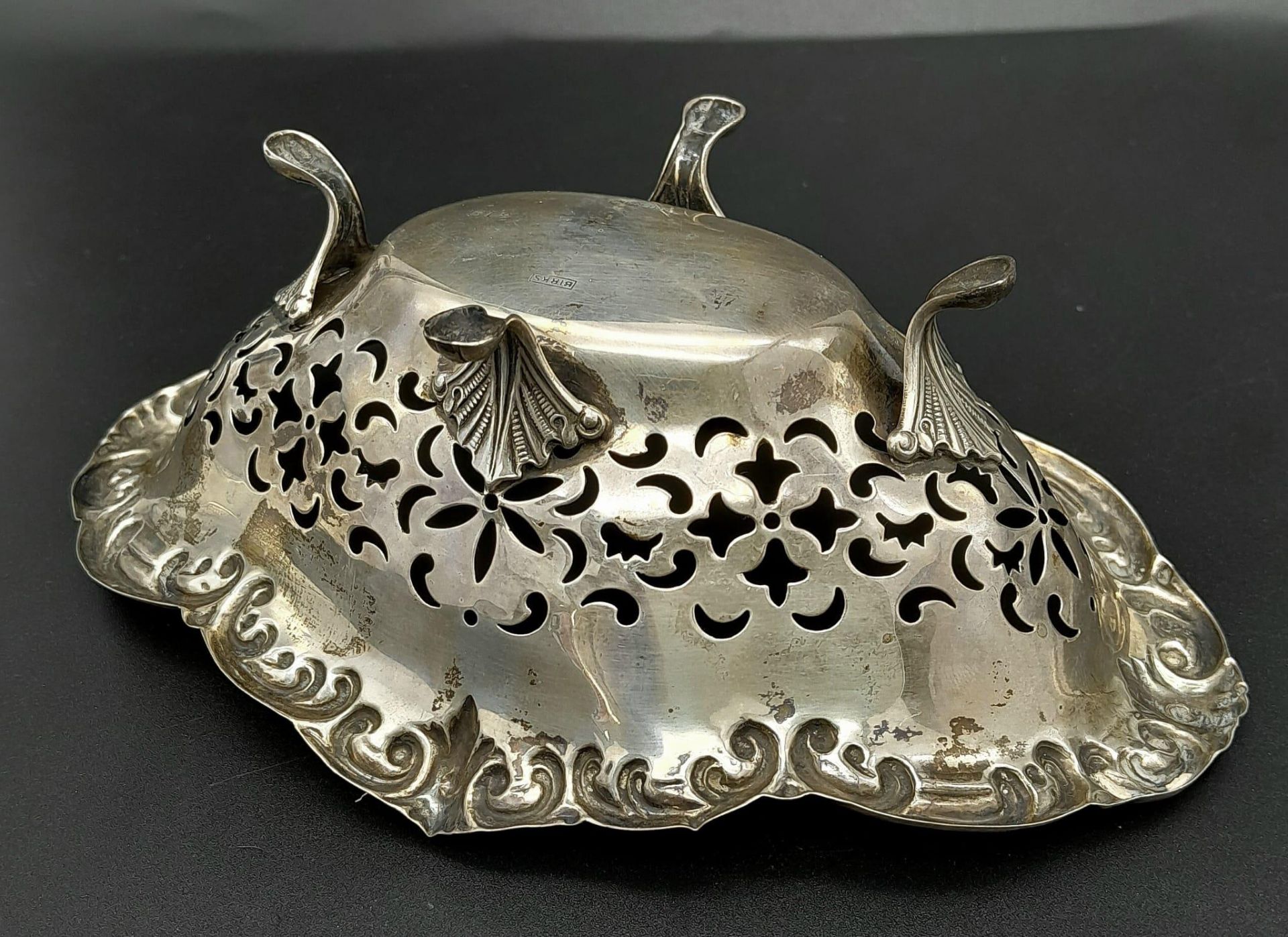 A vintage sterling silver bonbon dish with scrolled feet and pierced floral patterns. Total weight - Bild 3 aus 5