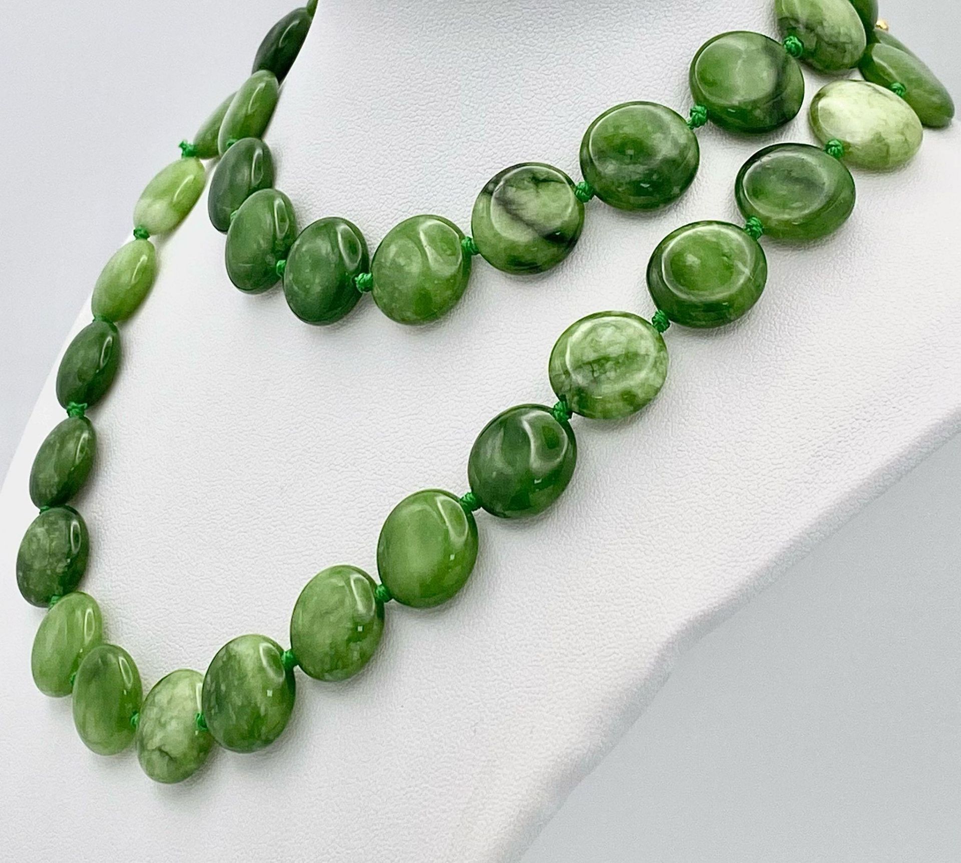 A Green and White Jade Coin Bead Necklace. 14mm beads. 68cm length. - Image 3 of 5