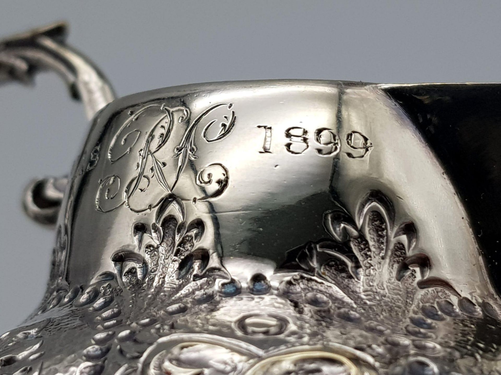 A SMALL SOLID SILVER JUG WITH THE INSCRIPTION "XMAS 1899" ALTHOUGH THE HALLMARK IS DATED 1891 WITH - Image 8 of 9