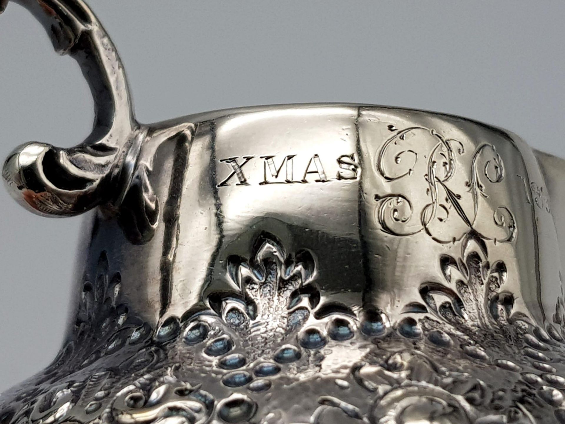 A SMALL SOLID SILVER JUG WITH THE INSCRIPTION "XMAS 1899" ALTHOUGH THE HALLMARK IS DATED 1891 WITH - Image 7 of 9