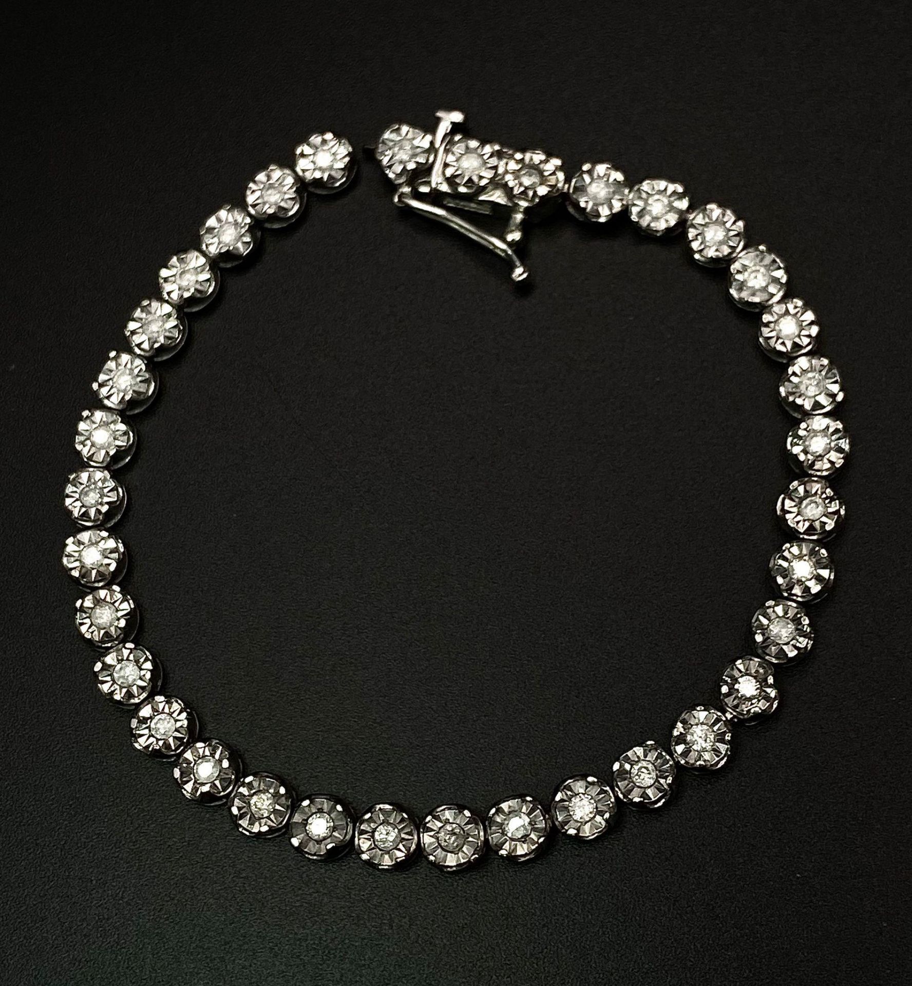 A White Gold Diamond Necklace and Tennis Bracelet. Necklace - 10k white gold with slightly graduated - Bild 8 aus 12