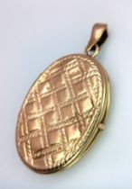 A 9K yellow gold oval patterned locket, 8.4g 44mm x 25mm ref: SH1301I