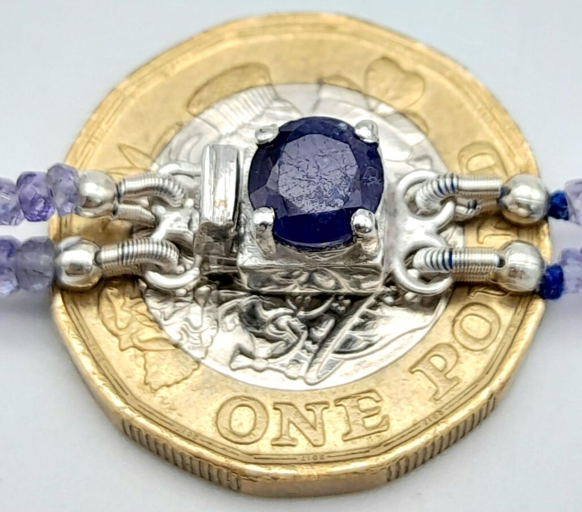 A 100ctw Two Row Tanzanite Necklace with a Sapphire and 925 Silver Clasp. 48cm length, 20.3g total - Bild 5 aus 6