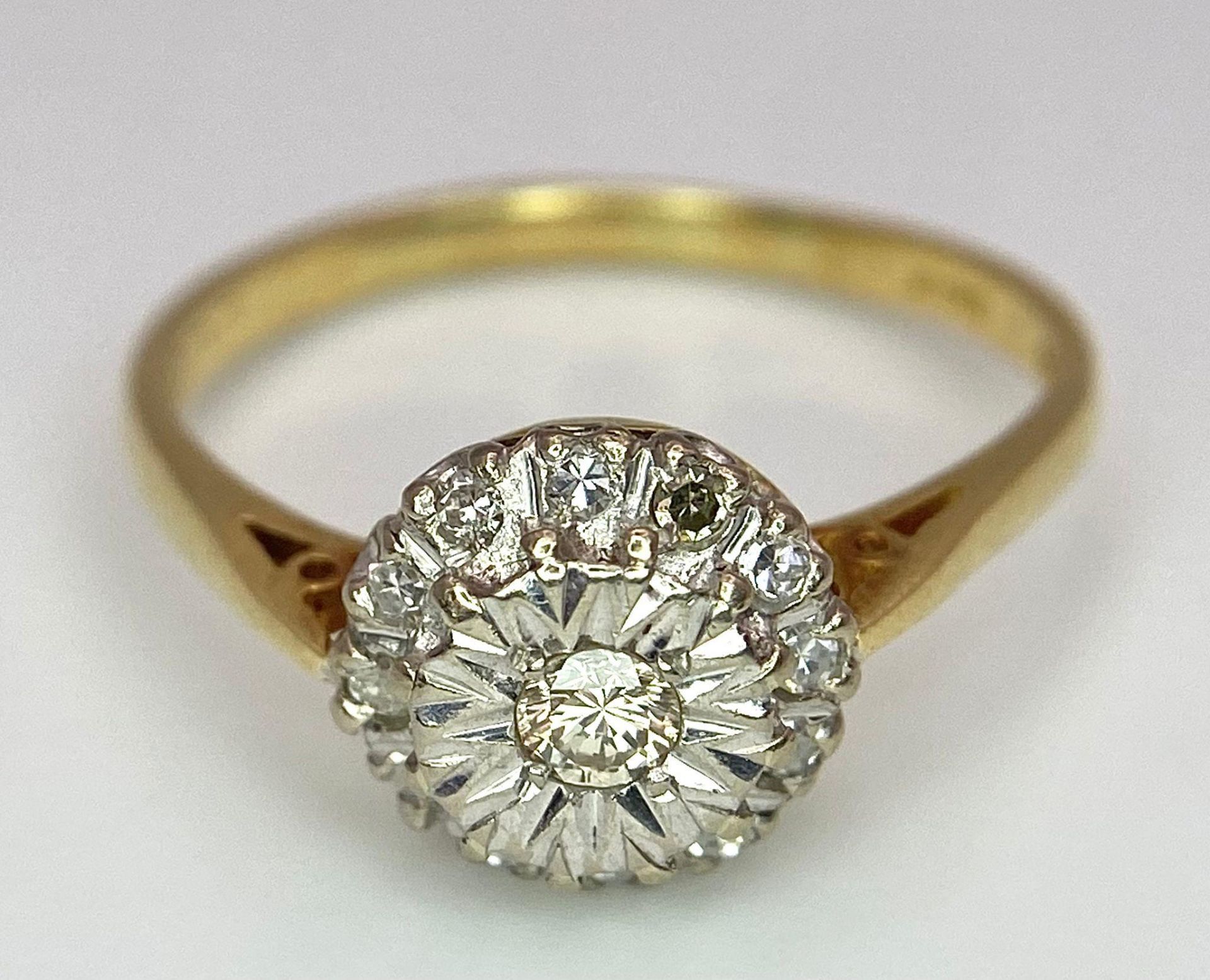 An 18 K yellow gold ring with a diamond cluster, size: P, weight: 3 g. - Image 4 of 8