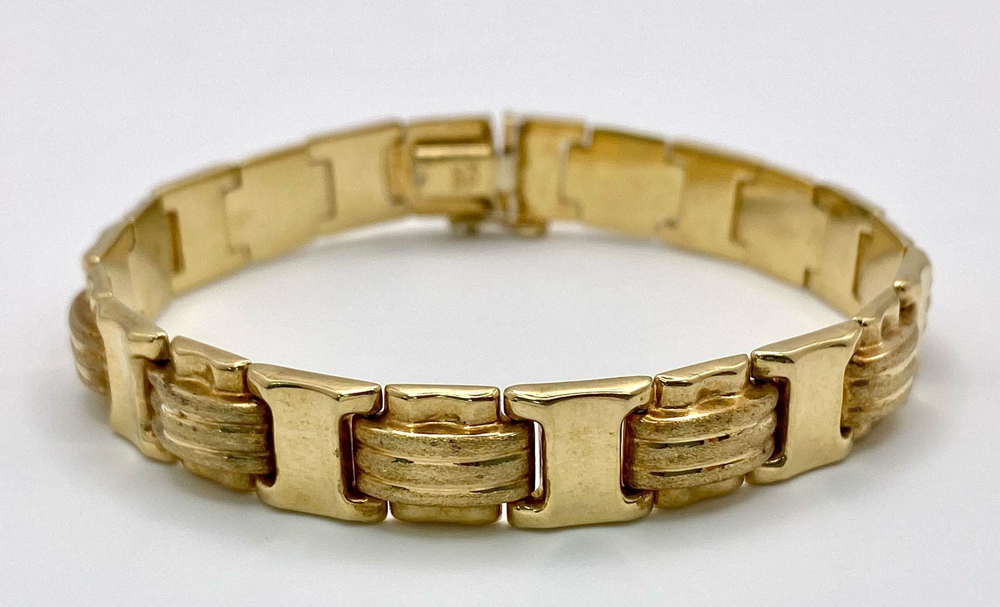 A Stylish 14K Yellow Gold Belt Buckle Link Bracelet. 18cm. 13.9g weight.