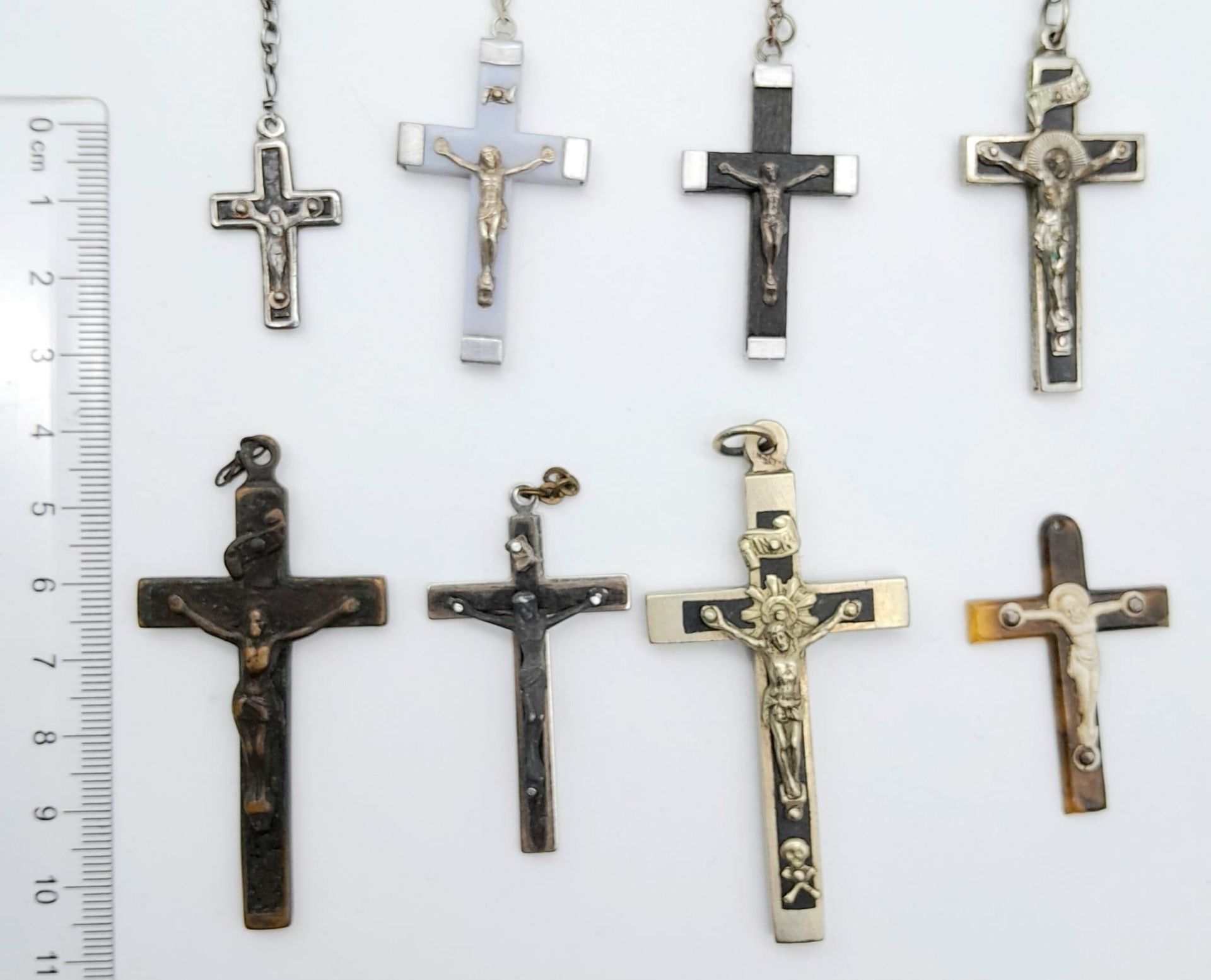 A Small Collection of Crucifix Pendants and Prayer Beads. All kept in a small decorative wood box. - Bild 4 aus 6