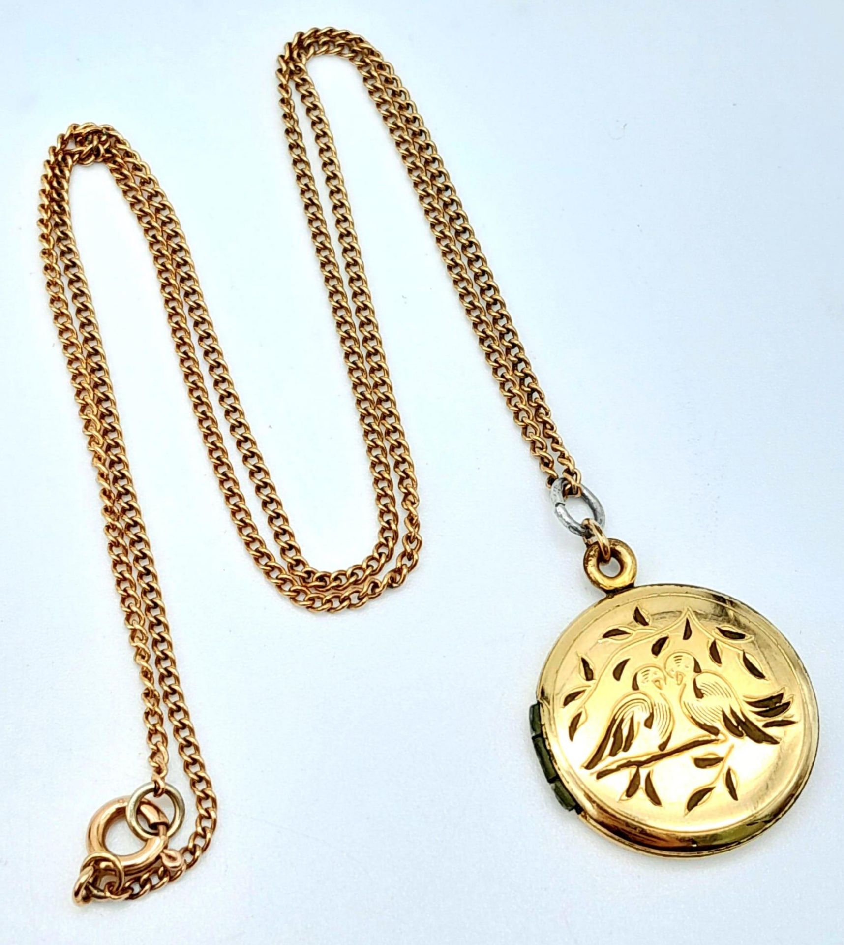 A 9 K yellow gold locket with two loving birds sitting on a branch engraved on the front. With a - Bild 3 aus 6