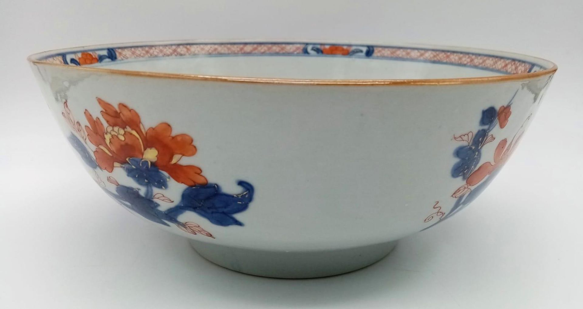 AN 18TH CENTURY CHINESE EXPORT LARGE BOWL, DECORATED IN THE YONGZHENG PERIOD WITH BRANCHES AND - Image 2 of 4