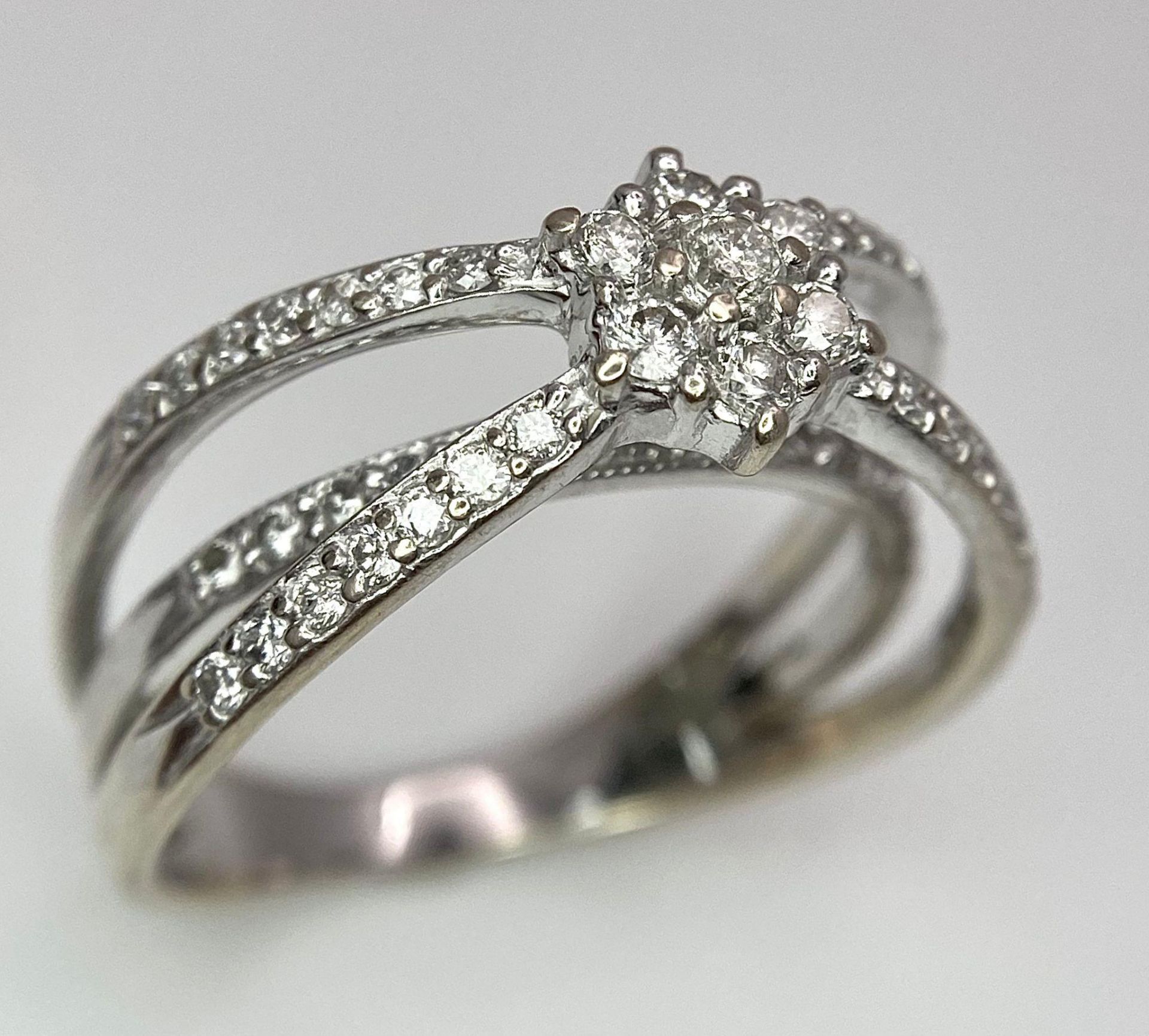 A UNIQUE DESIGNED 18K WHITE GOLD DIAMOND SPLIT RING, APPROX 0.40CT DIAMONDS, WEIGHT 4.9G SIZE O - Image 3 of 6