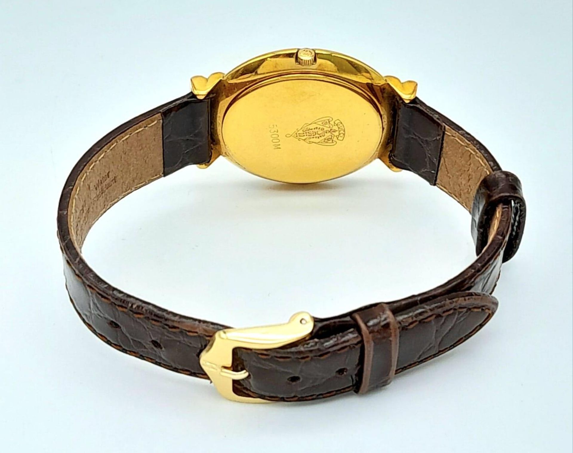 A gold plated GUCCI with crocodile skin strap, case: 33 mm, gold coloured dial and hands, Swiss made - Image 5 of 7
