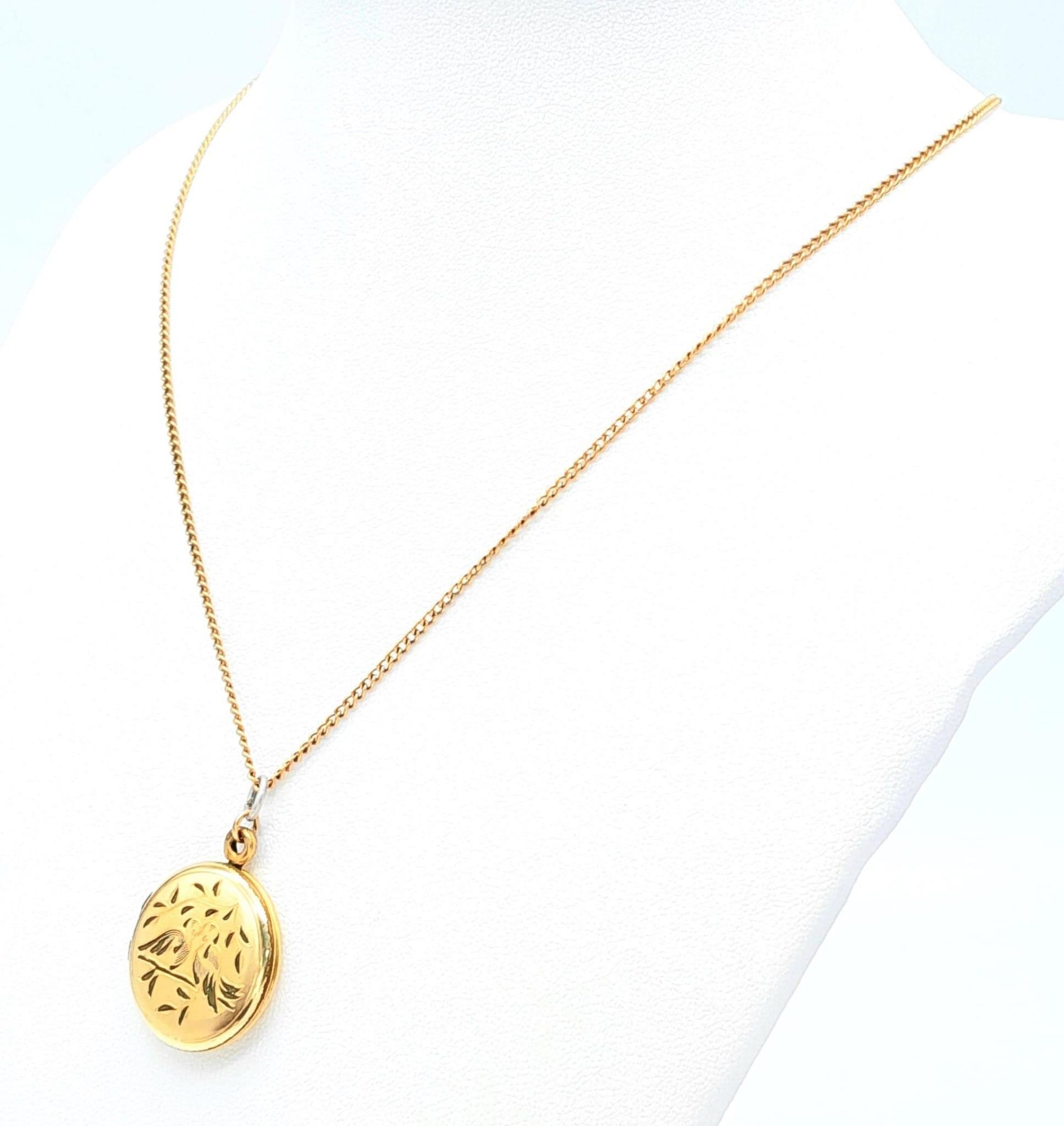 A 9 K yellow gold locket with two loving birds sitting on a branch engraved on the front. With a - Bild 2 aus 6
