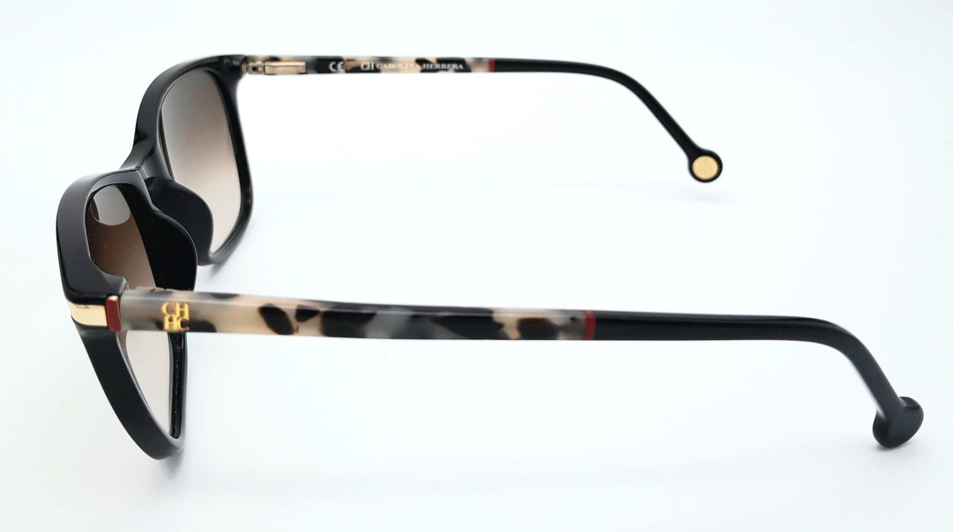 A Pair of Designer Carolina Herrera Sunglasses. Good condition. - Image 5 of 6