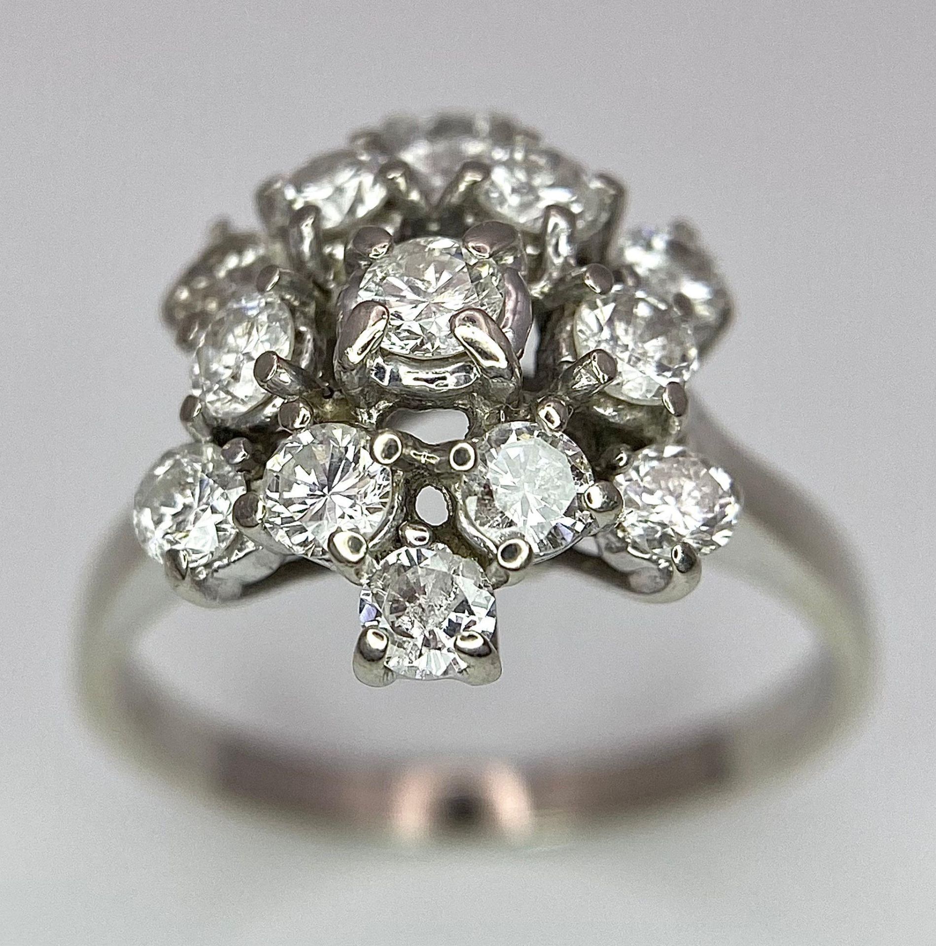 An 18 K white gold ring with a cluster of diamonds (1.10 carats), size: K, weight: 3.6 g. - Bild 2 aus 7