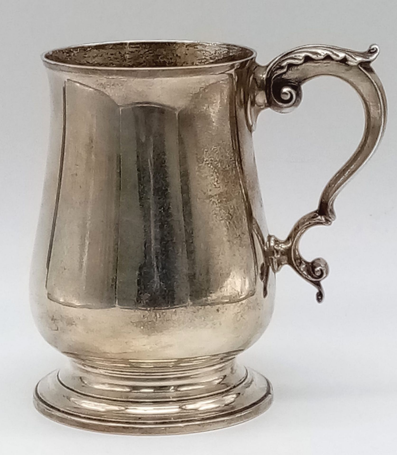 A Vintage Sterling Silver Tankard. Classic design with an ornate handle. 14cm tall. Hallmarks for - Image 2 of 5