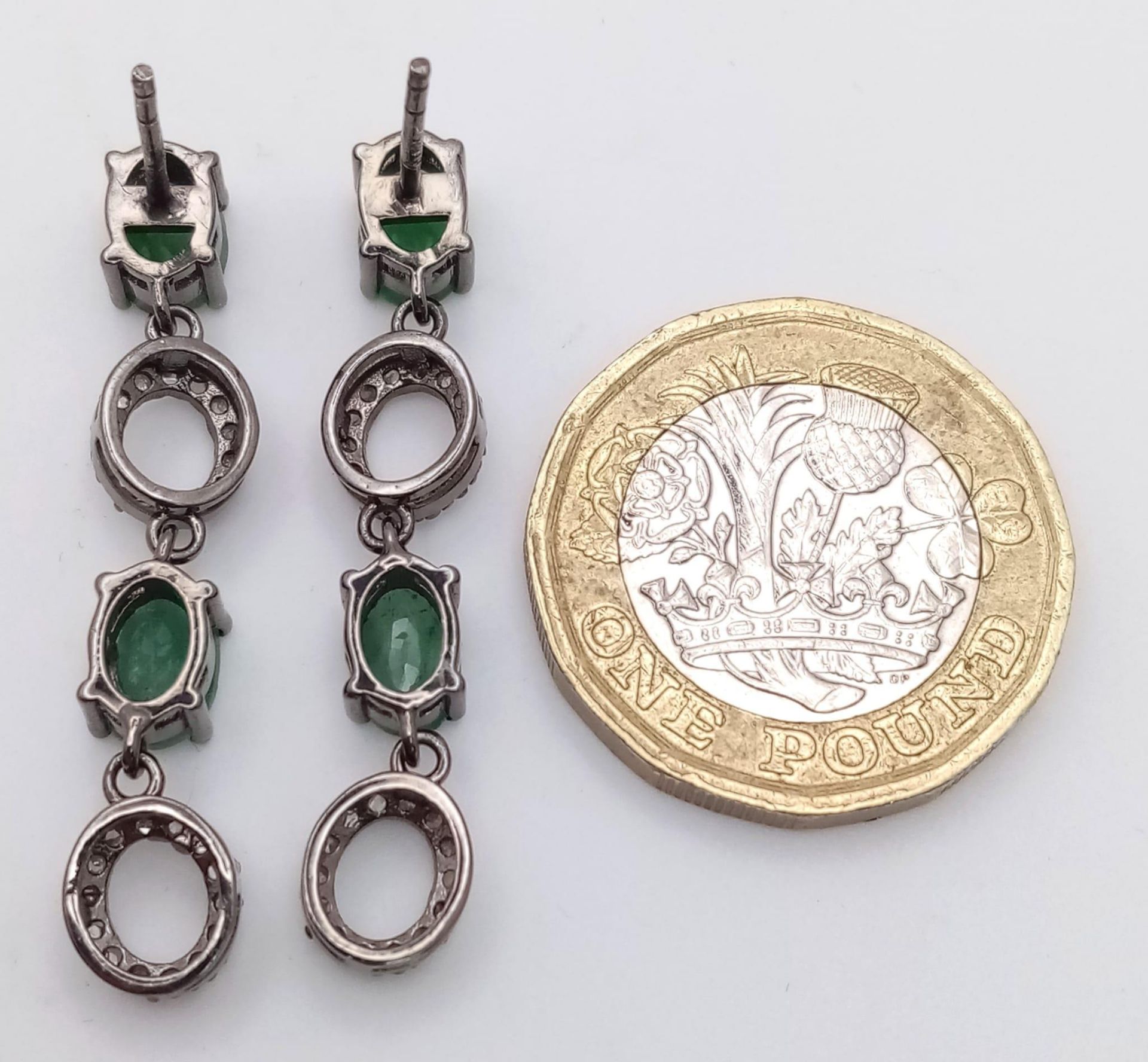 A Pair of Zambian Emerald & Diamond Silver Drop Earrings. Emerald -2.68ctw. Diamond- 0.60ctw. 4cm - Bild 4 aus 6