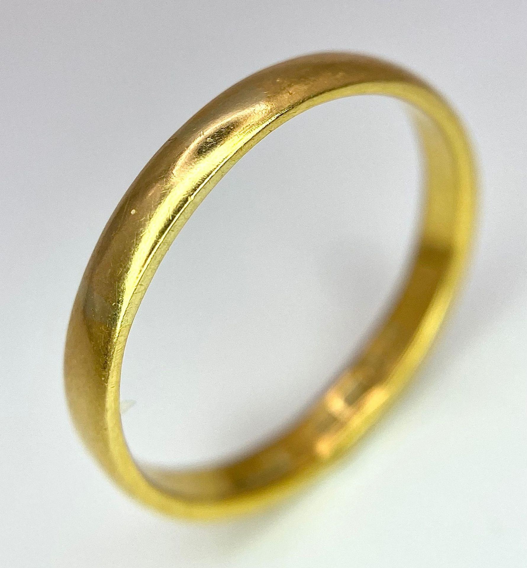 A 22 K yellow gold wedding band ring, fully hallmarked, size: Q, weight: 3.3 g. - Bild 2 aus 4