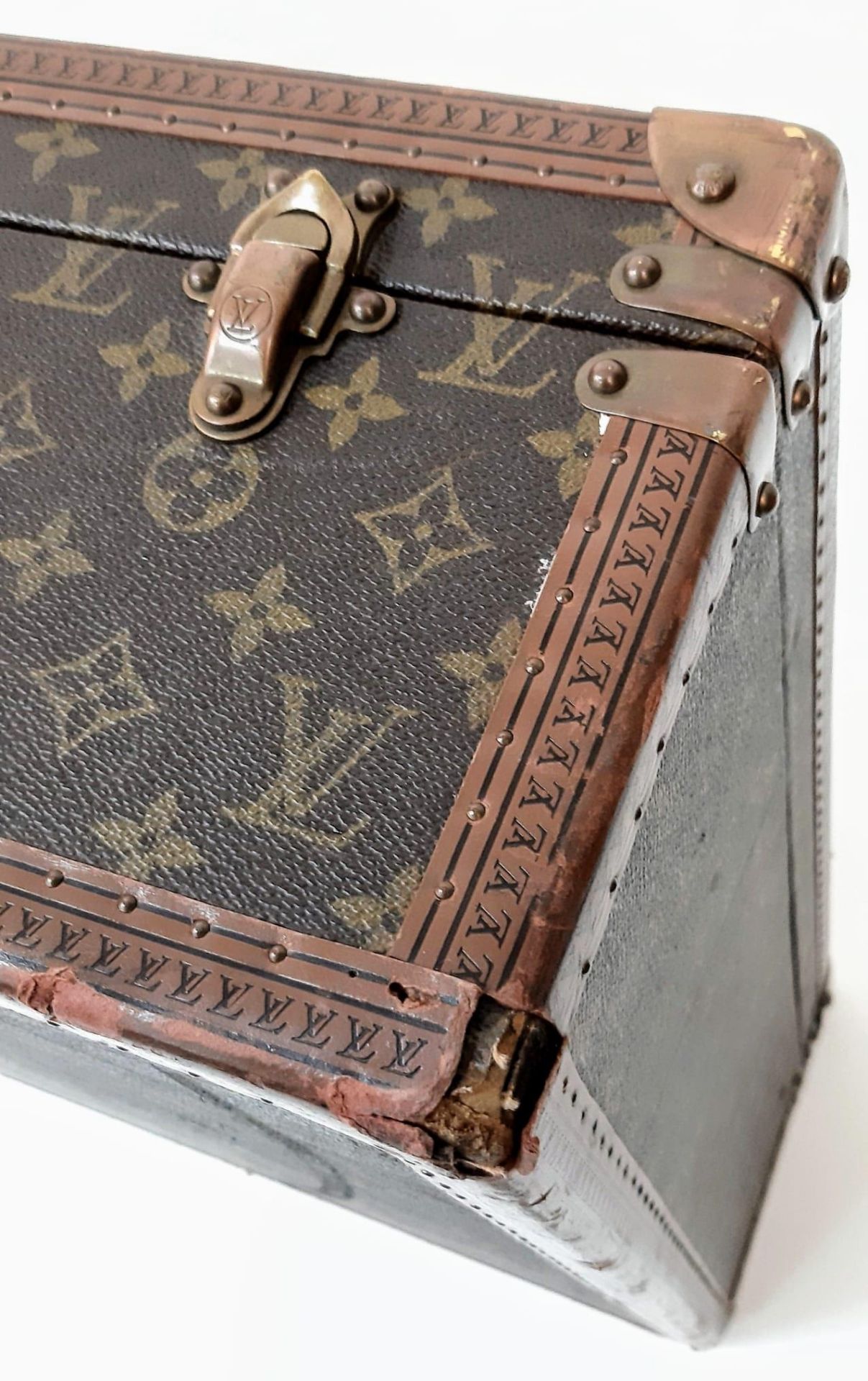 A Vintage Louis Vuitton Bisten 80 Trunk. Famous Monogram Leather With Gold Tone Hardware. Size - Bild 11 aus 16