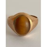 9 carat GOLD RING with TIGERS EYE CABOCHON set to top. Full UK hallmark. Complete with ring box. 2.