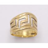 A fancy, 9 K yellow gold ring with a Greek key, pierced design, in a wavy outline. Ring size: p,