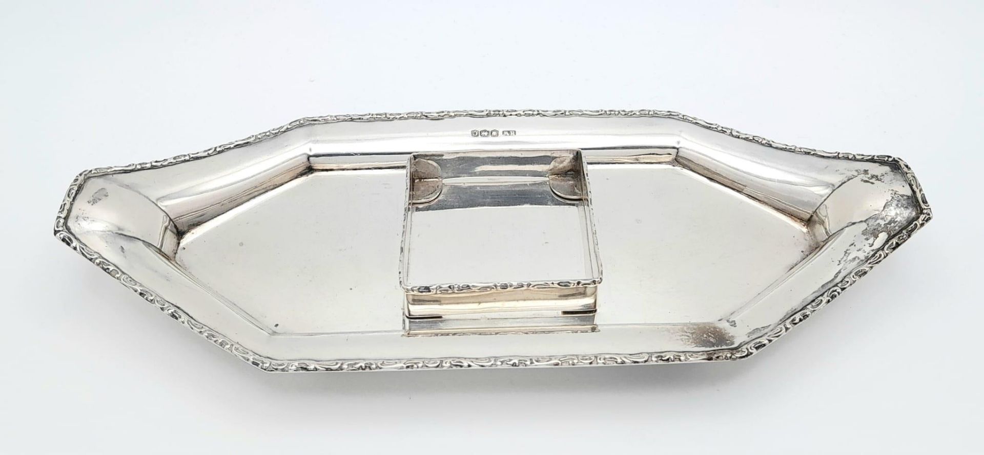 An antique sterling silver inkwell in boat shape (2 screws missing). Full hallmarks Sheffield, 1920. - Image 2 of 5