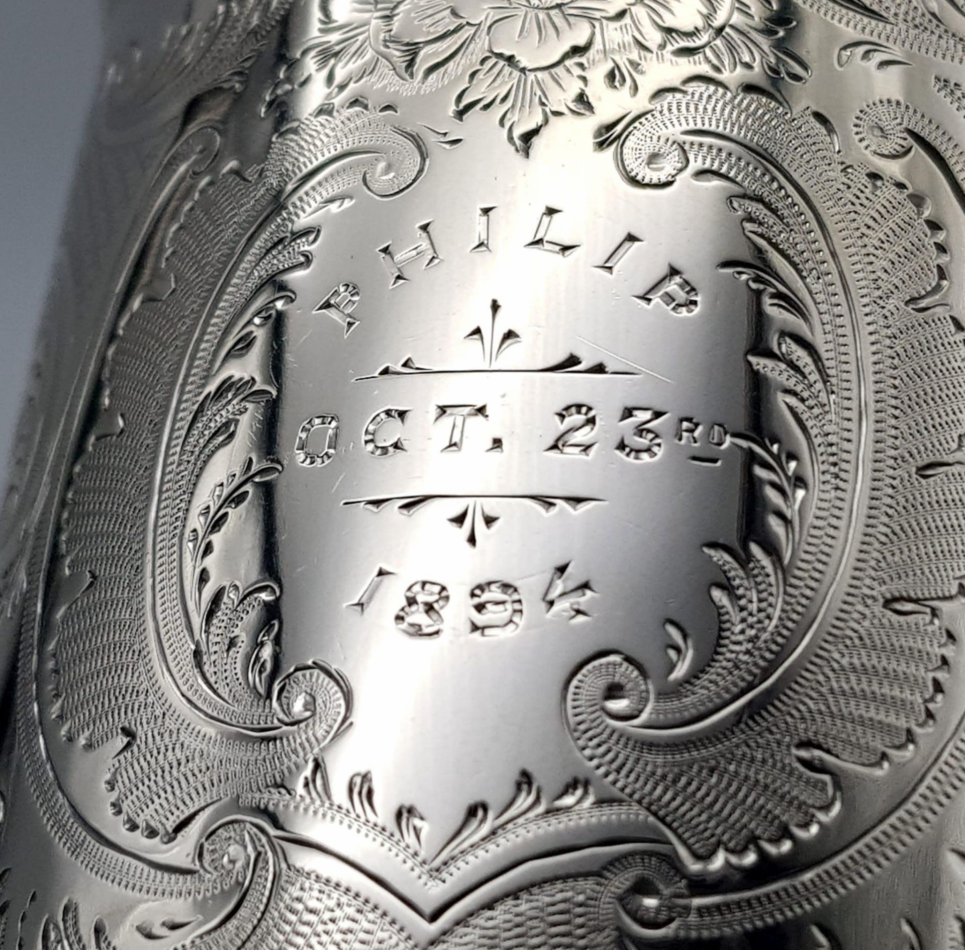 AN ANTIQUE SILVER TANKARD INSCRIBED "PHILIP OCTOBER 23rd 1894" ALL HAND ENGRAVED BY A MASTER - Image 7 of 8