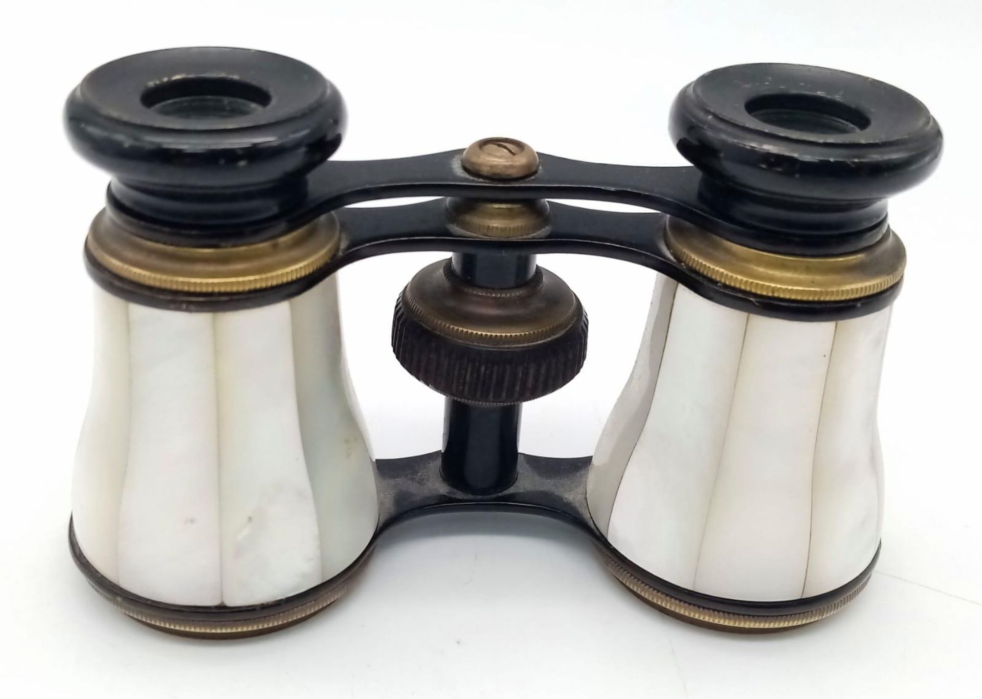 A BEAUTIFUL ANTIQUE OPERA BINOCULARS WITH MOTHER OF PEARL INLAY WORKING ORDER GREAT CONDITION - Image 2 of 4