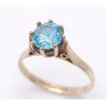 A 9 K yellow gold solitaire ring with a round cut aquamarine (0.7 carats appr.), size: K, weight: