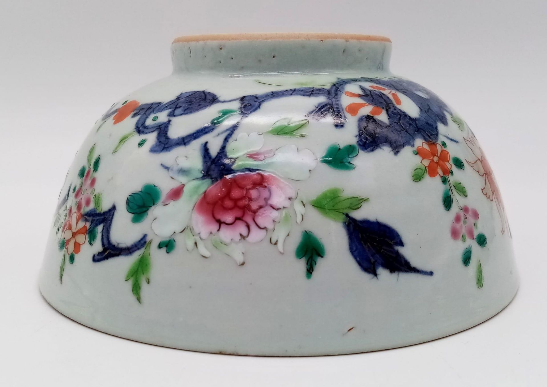 AN 18TH CENTURY CHINESE BOWL WITH EXQUISITE DECORATION OF PEONIES AND GREEN LEAVES . AS ORIGINAL - Bild 6 aus 7