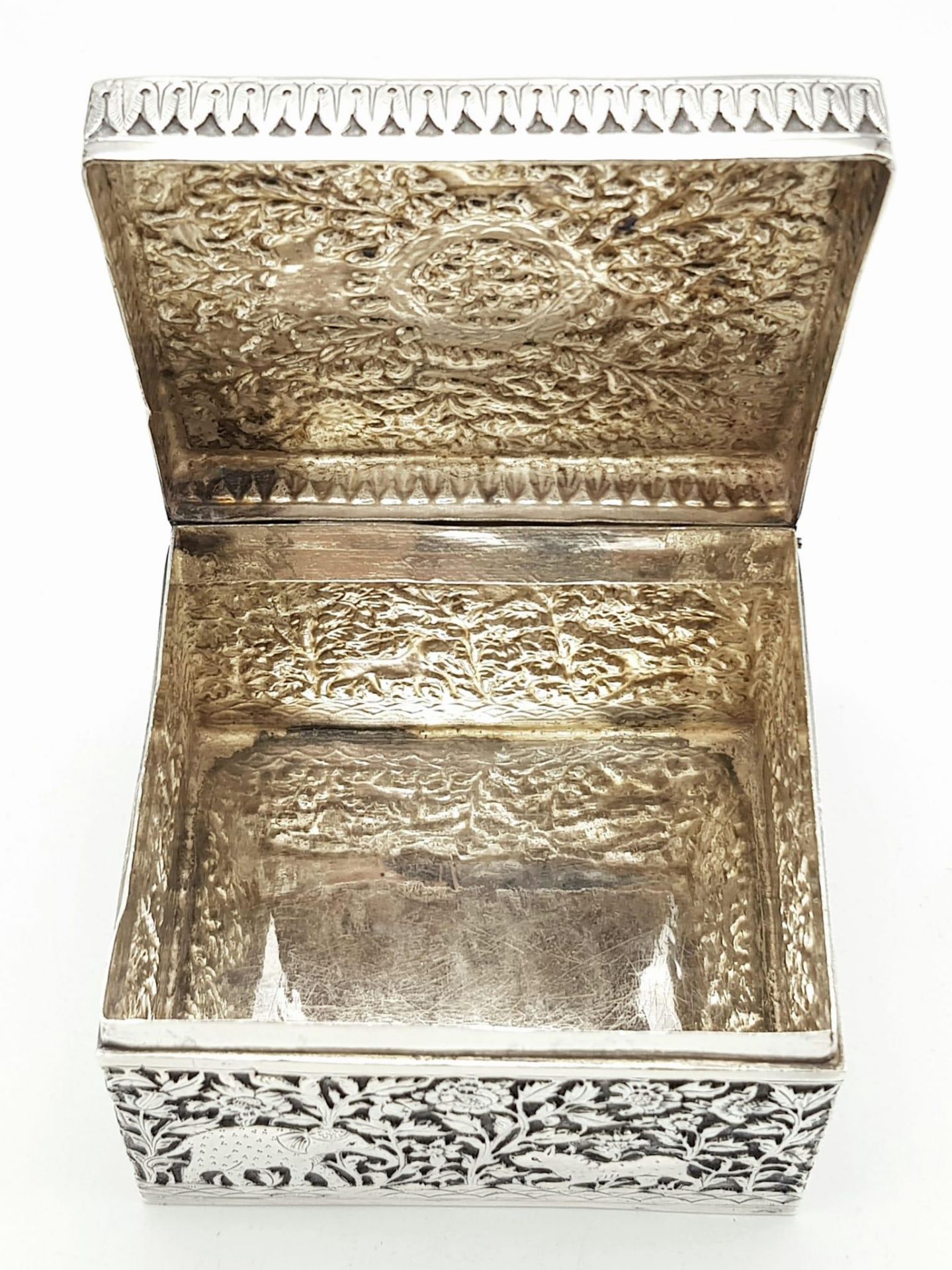 A SOLID SILVER HINGED TRINKET BOX HAND ENGRAVED WITH AN AFRICAN THEME, IN VERY GOOD CONDITION AND - Image 7 of 15