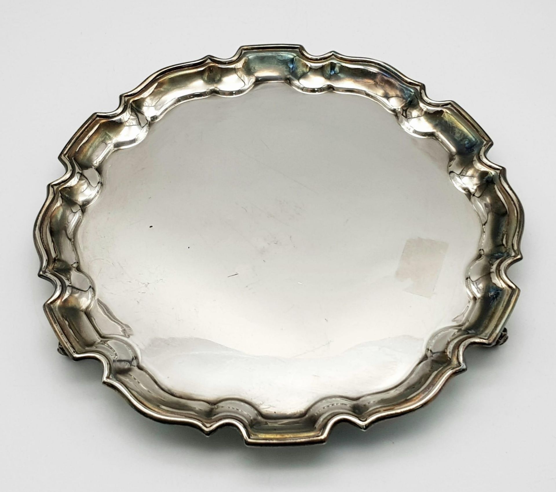 A SOLID SILVER PLATTER HALLMARKED 1924 BIRMINGHAM . 520gms - Image 2 of 7