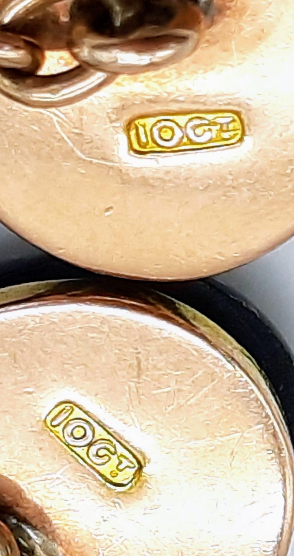 A Pair of Victorian English memorial onyx and gold oval cuff links - marked 10K gold. 9.71g total - Bild 3 aus 3