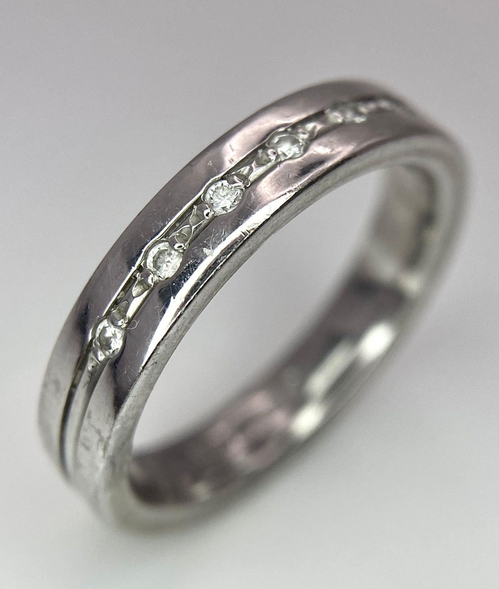 An 18 K white gold, diamond set band ring, size: M, weight: 6.3 g