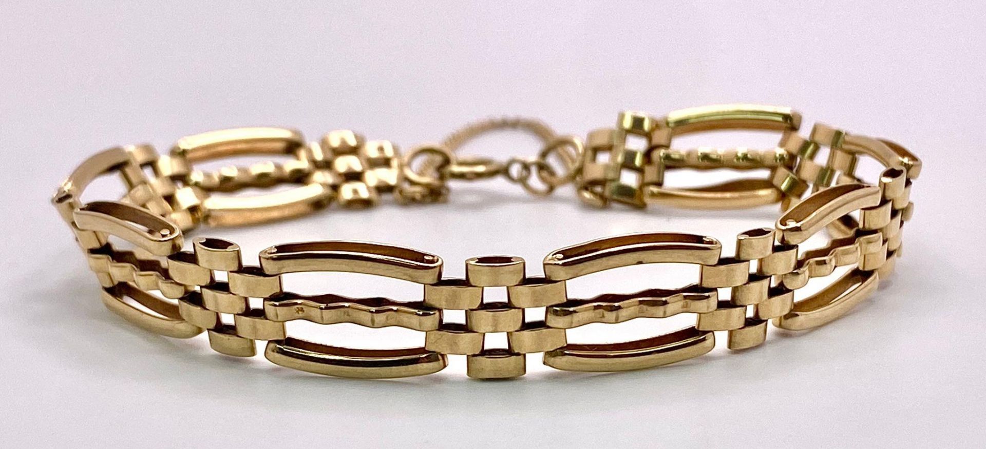 A 9K Yellow Gold Fancy Gate-Link Bracelet. 17cm length. 9.75g total weight. - Bild 2 aus 4