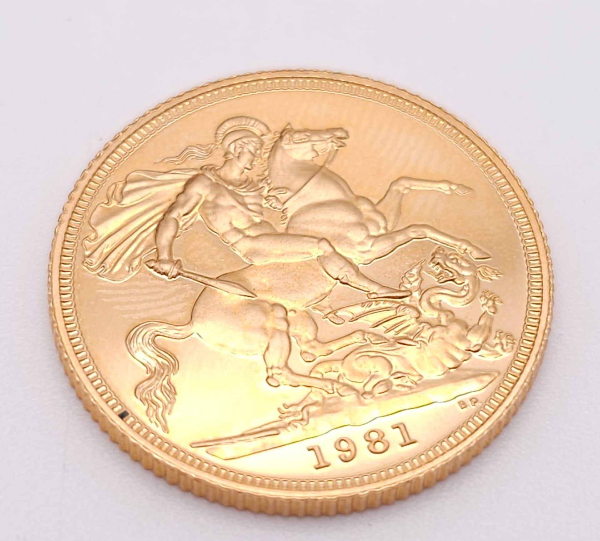 A 22K GOLD SOVEREIGN DATED 1981 IN CAPSULE AS NEW. - Image 3 of 5
