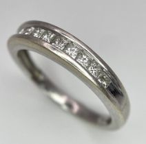 An 18 K white gold ring with a diamond band (0.35 carats), size: P, weight: 4 g.
