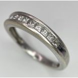 An 18 K white gold ring with a diamond band (0.35 carats), size: P, weight: 4 g.